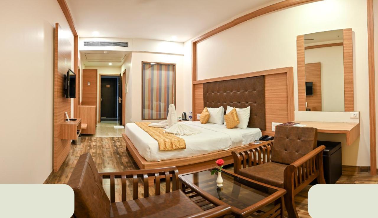 Laxmi Empire Hotel 4*