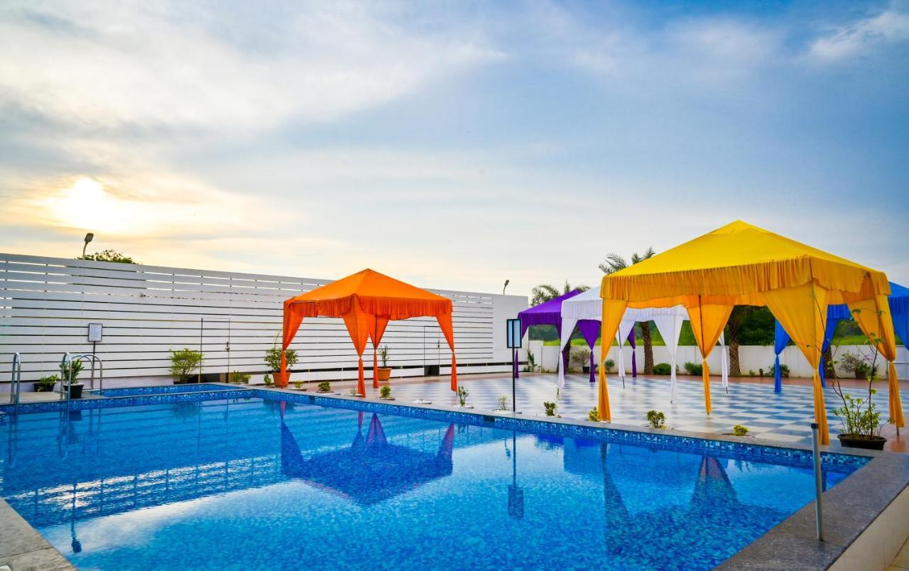 Laxmi Empire Hotel 4*
