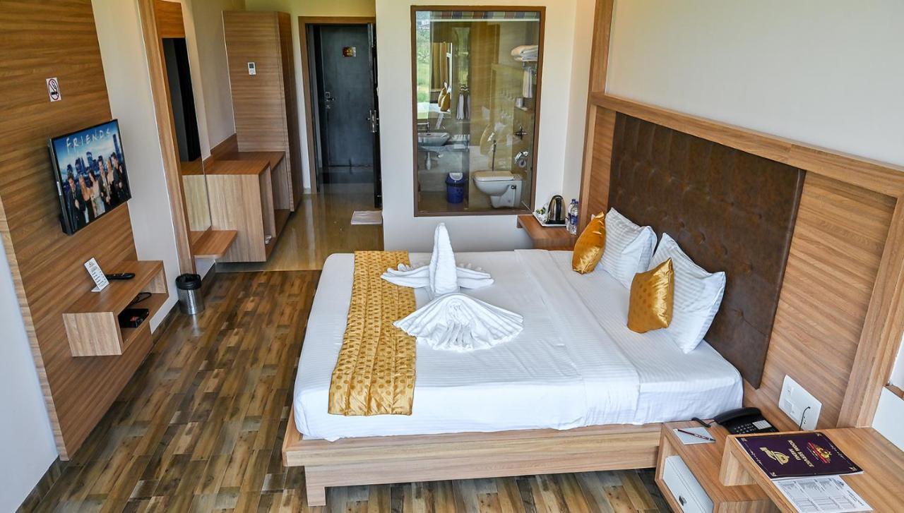 Laxmi Empire Hotel 4*